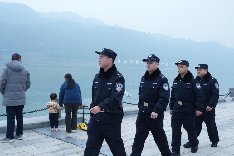 民警正在开展巡逻宣防工作。叙州区融媒体中心供图
