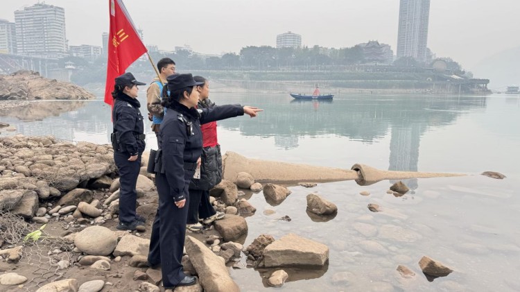 三江志愿管护队对排水口进行巡查。叙州区融媒体中心供图