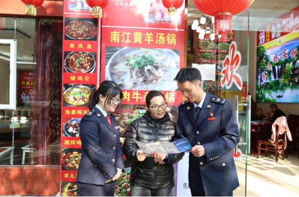 税务人员到光雾山黄羊汤锅店宣传辅导税费优惠政策。巴中市税务局供图
