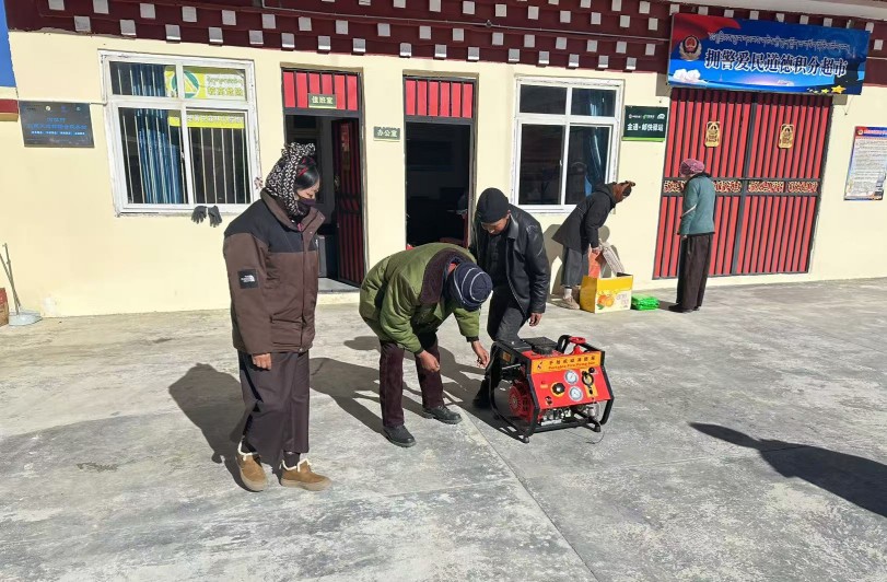 正在学习使用消防器材。道孚县委宣传部供图