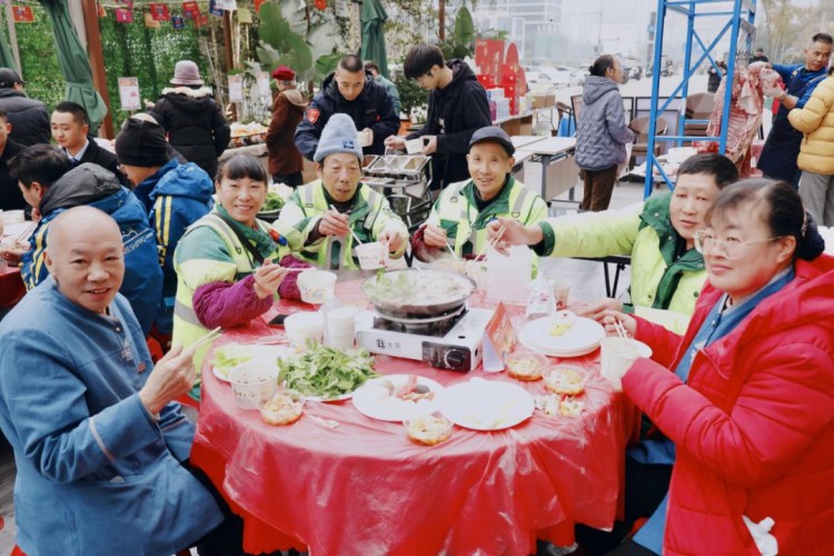 环卫工作者一起吃羊肉汤。天府新区融媒体中心供图