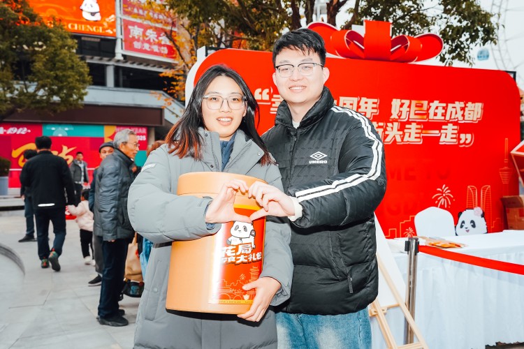 南京市民領到“花局”零食大禮包。主辦方供圖