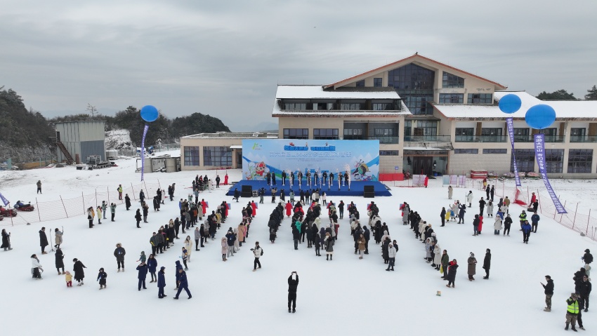 第六届巴山大峡谷罗盘云顶冰雪季盛大开幕现场。宣汉县委宣传部供图