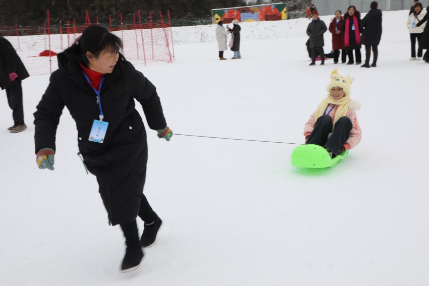玩雪现场。宣汉县委宣传部供图