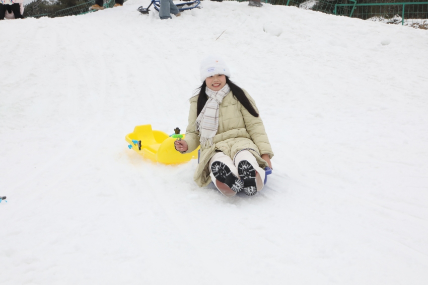 游客开心地玩雪。宣汉县委宣传部供图