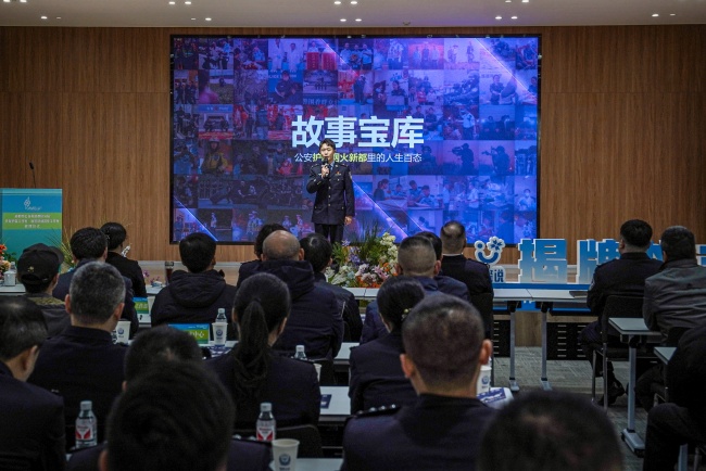“新”警说融媒体工作室相关同志作推介演说