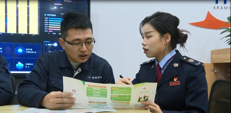 税务干部向四川省铭圳纺织科技有限公司宣传税费优惠政策。达州市税务局供图