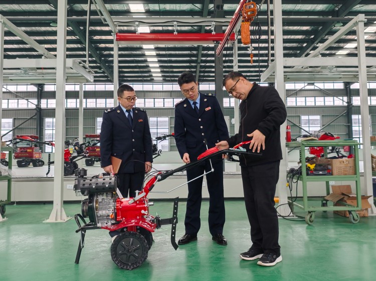 税务干部在四川省川达立盈农业装备有限公司了解最新的农机产品情况。达州市税务局供图