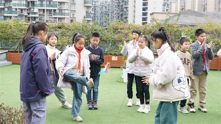 同学们踢毽子。青羊区教育局供图