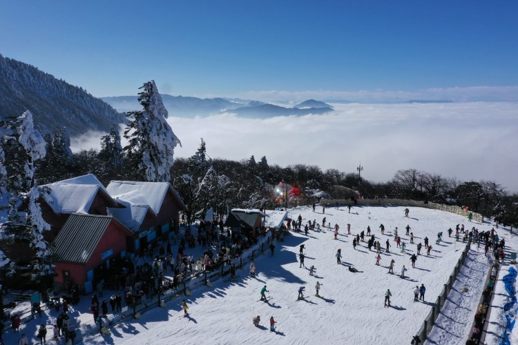 峨眉山滑雪场与云海相伴。主办方供图