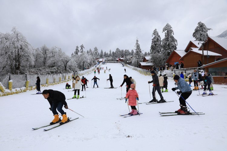 游客在峨眉山滑雪场滑雪。主办方供图