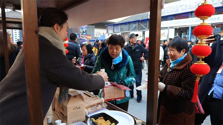 市民品尝美食。李顺成供图