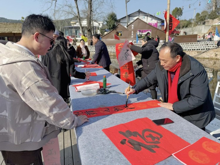 寫春聯 送“福”字。雍雷供圖