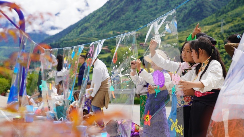 华电四川公司邀请金川县二噶里村小学同学到公司营地参加绘画活动。牟柯宇摄