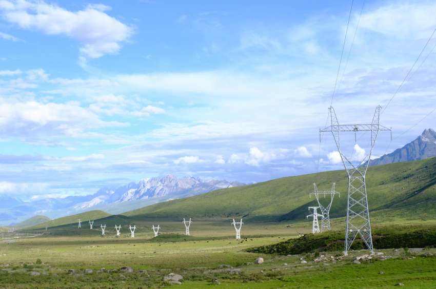 四川能投集團翻越川西第一海拔雀兒山建成110千伏輸變電工程。四川能投集團供圖