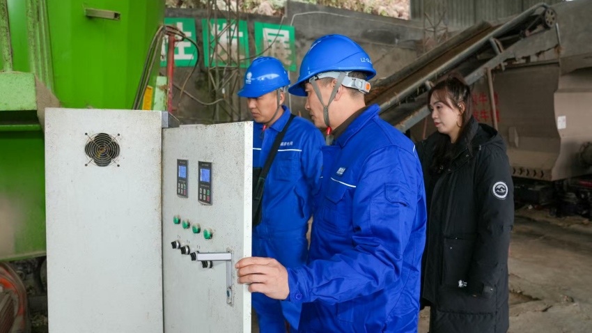 国网泸州供电公司电力员工在古蔺县金兰街道红响村服务村民用电。郑成摄