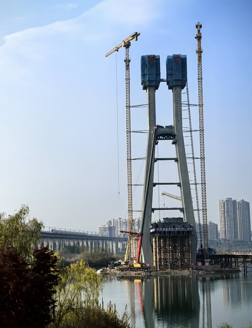 远眺大桥。成达万高铁有限公司供图