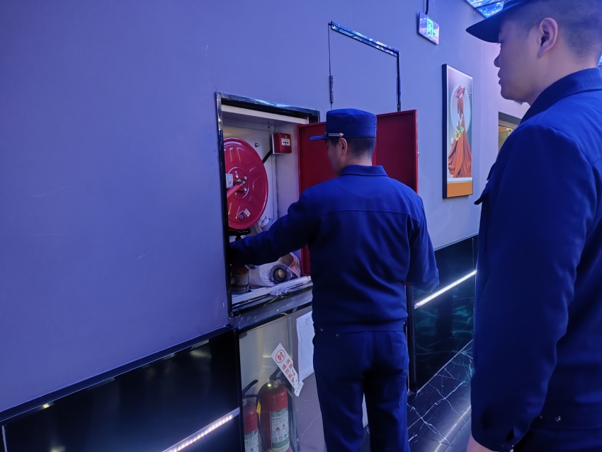 消防工作人员正在检查消防设施。眉山天府新区救援大队供图