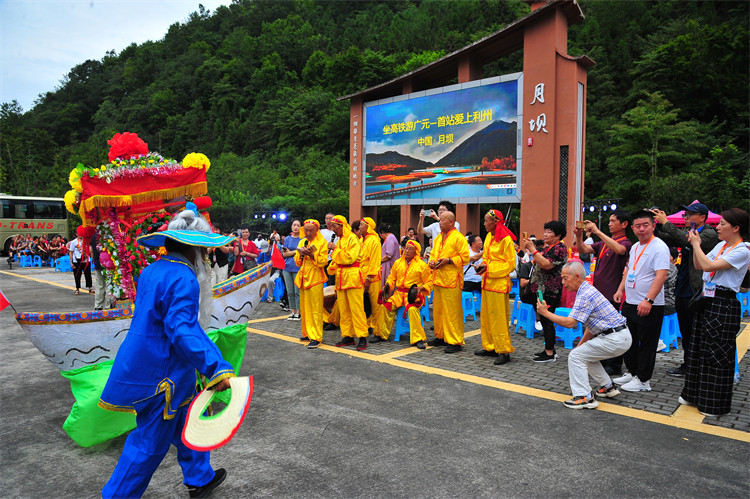 游客在月坝景区体验川北民俗文化。利州区委宣传部供图