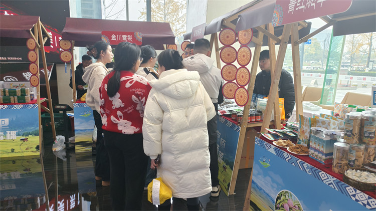 市民排队选购。主办方供图