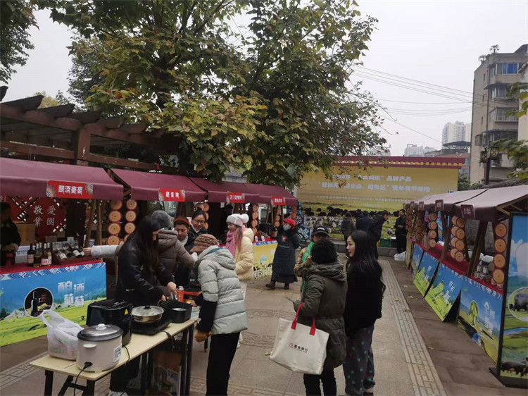 市民现场品尝高原美食。主办方供图