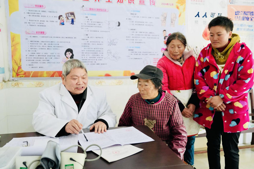 在青神县青竹街道沙河坝村卫生室，村医方元昭正在为群众进行诊疗。受访者供图