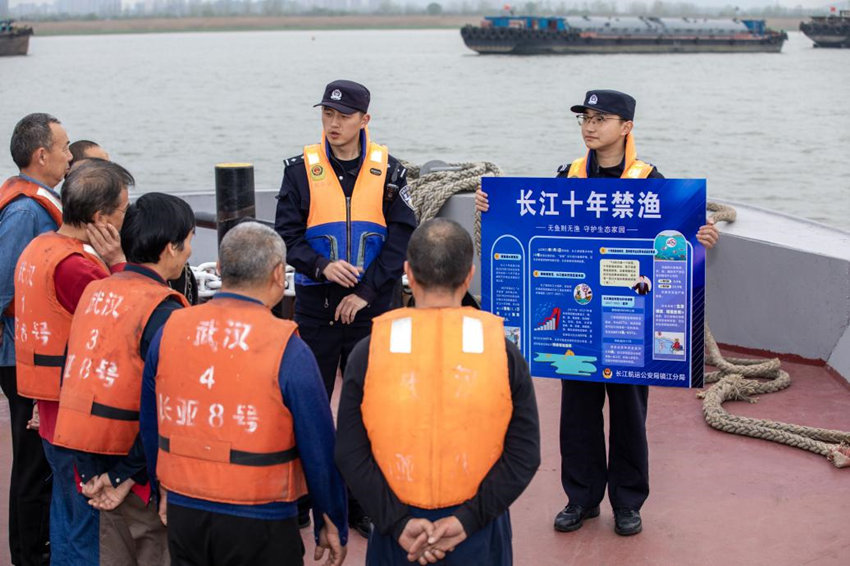 长航公安民警开展禁渔宣传。长航公安供图