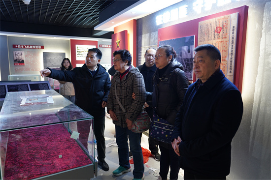 参观陈列馆。富顺县退役军人事务局供图