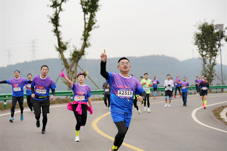 2024德阳半程马拉松跑友在奔跑。主办方供图