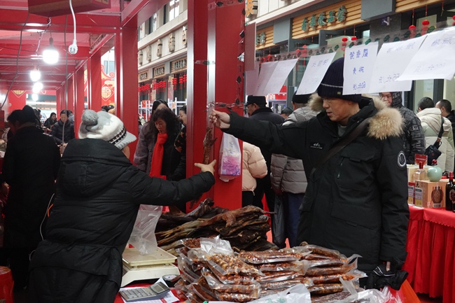 “天府乡村迎新年 南充好物欢乐购”为主题的年货大集。梁洪源供图