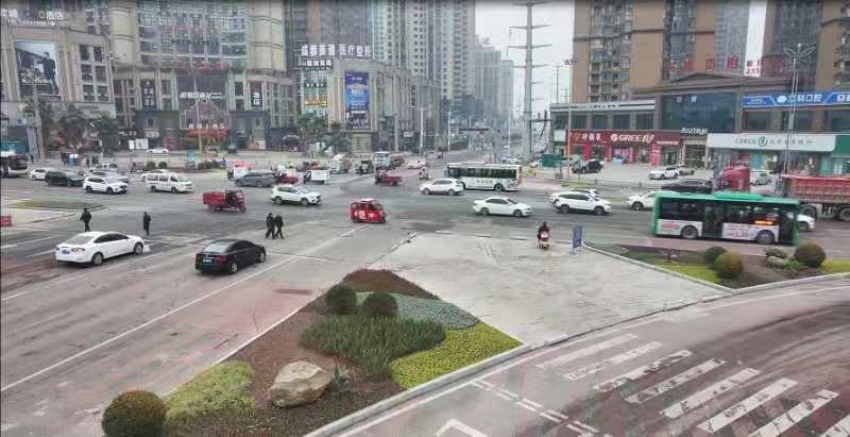 柠都大道与工业大道路口车水马龙。易奎西摄