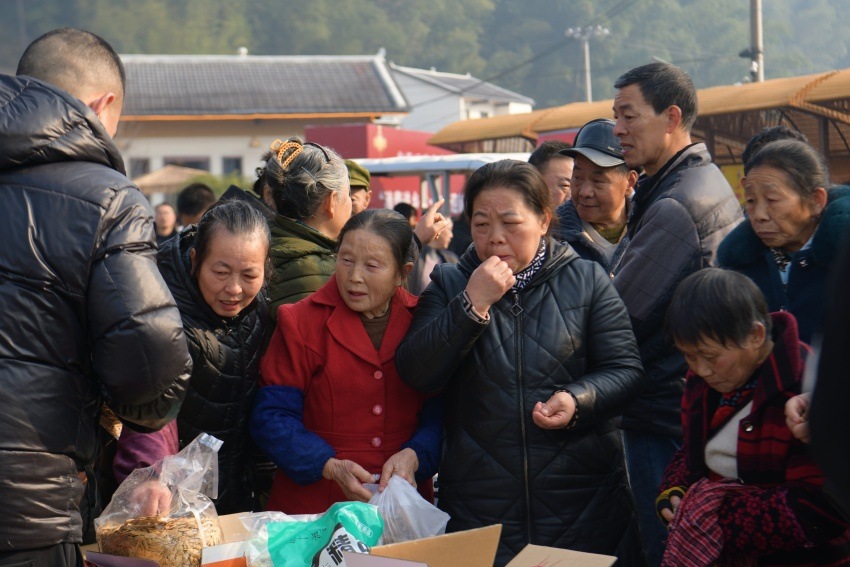 在現場品嘗零食的游客。陳陣鋒攝