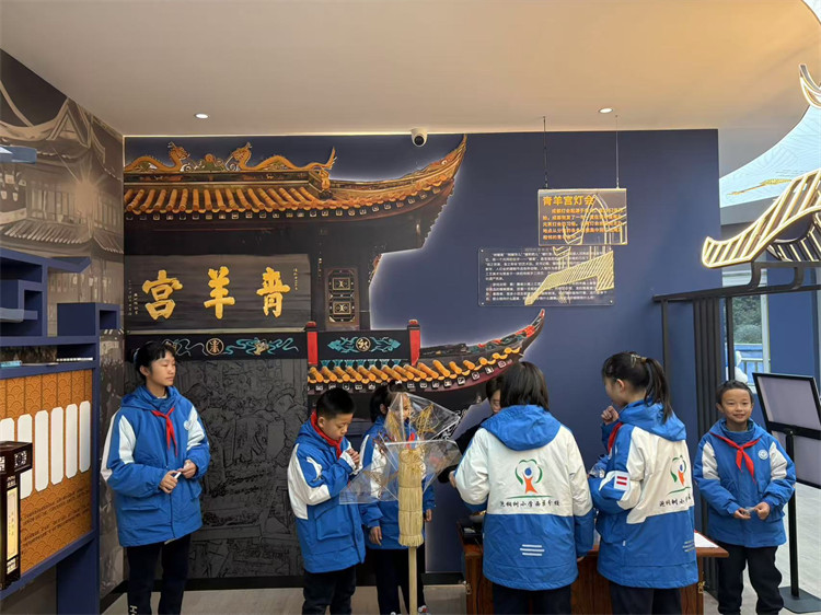 灯彩博物馆内青羊宫灯会。青羊区教育局供图