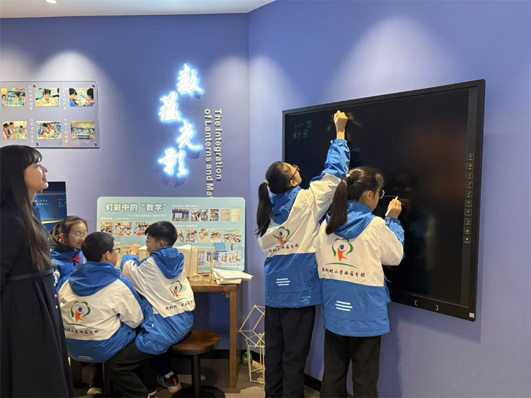 同学们进行跨领域研学。青羊区教育局供图