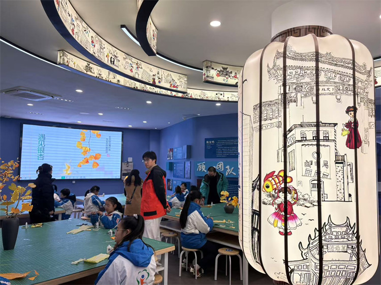 同学们正在上灯彩课。青羊区教育局供图