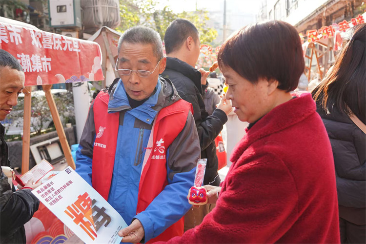 向辖区居民宣传安全用气。主办方供图