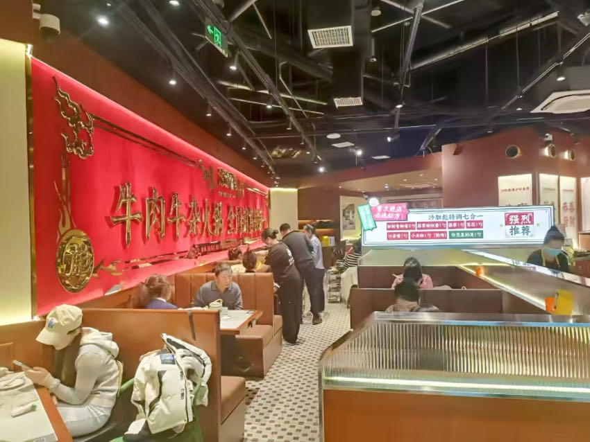 人气火爆的牛杂煲店。代洪伍供图