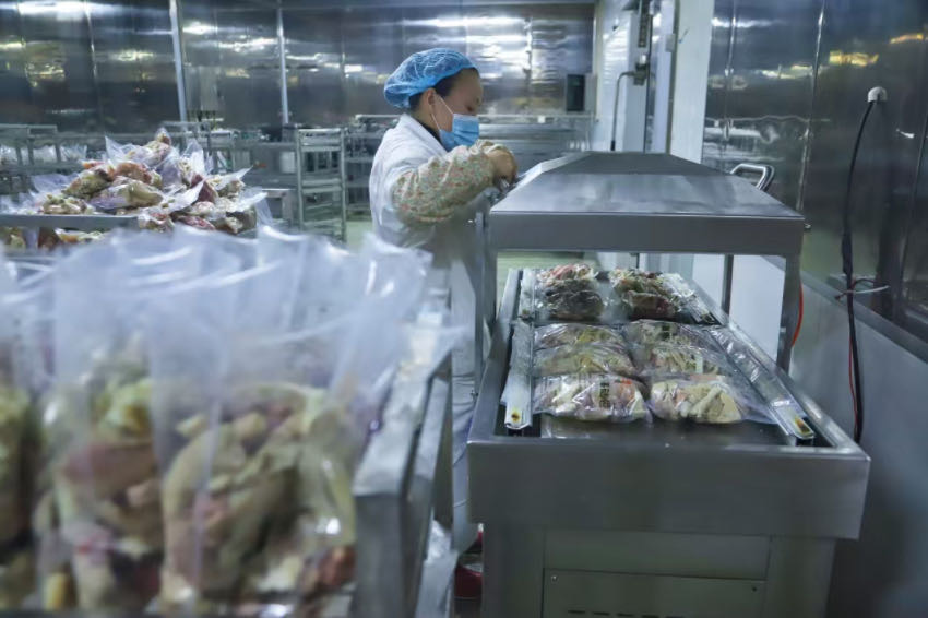生产人员正在打包食材。潘政吉摄
