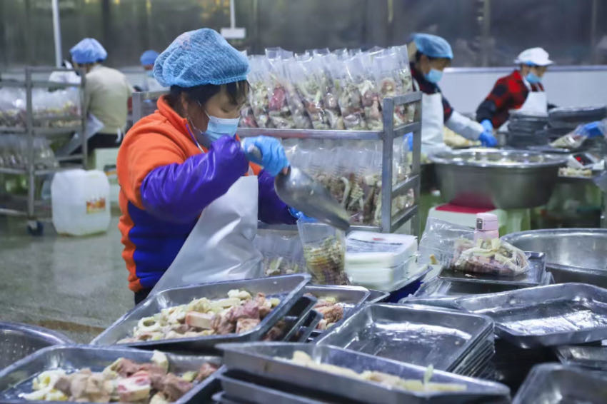 生产人员正在分装食材。潘政吉摄