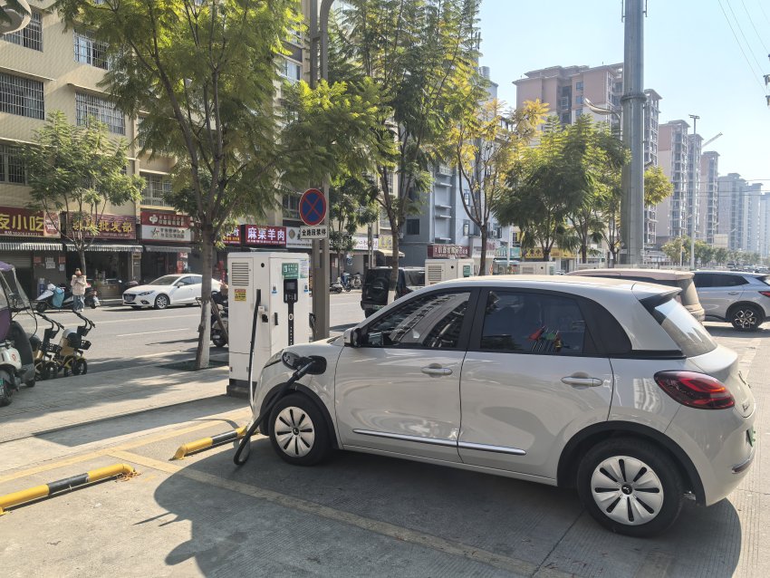 正在充电的汽车。德昌县委宣传部供图