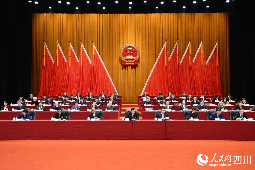 广安市第六届人民代表大会第四次会议主席台。人民网 王凡摄