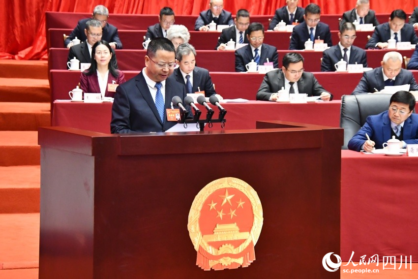 刘襄渝代表广安市政府作《政府工作报告》。人民网 王凡摄