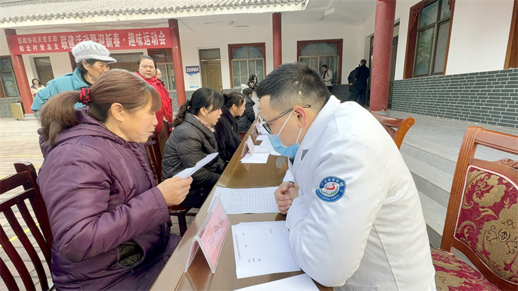 免费义诊。冉金鹭供图