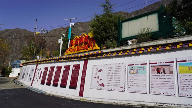 村规民约文化墙。黑水县融媒体中心供图