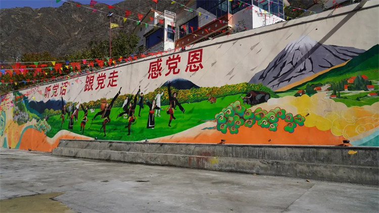 色尔古镇的文化墙。黑水县融媒体中心供图