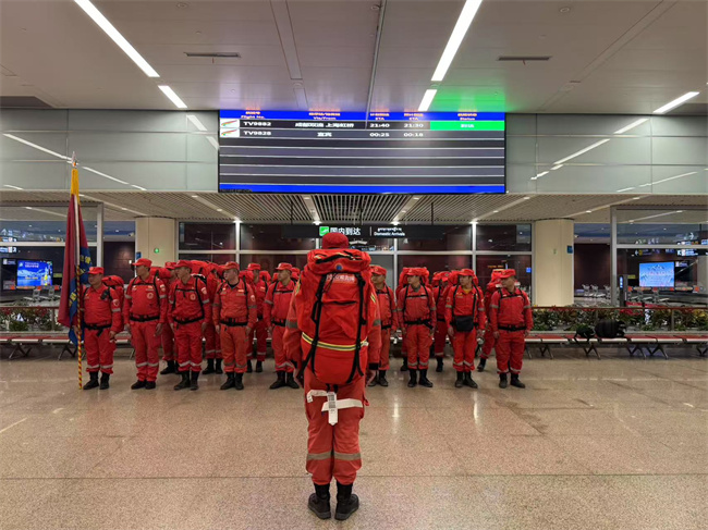 中国安能成都基地专业救援人员抵达拉萨。宋豪新供图