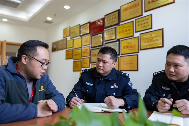 经侦民警开展走访。刘云涛供图