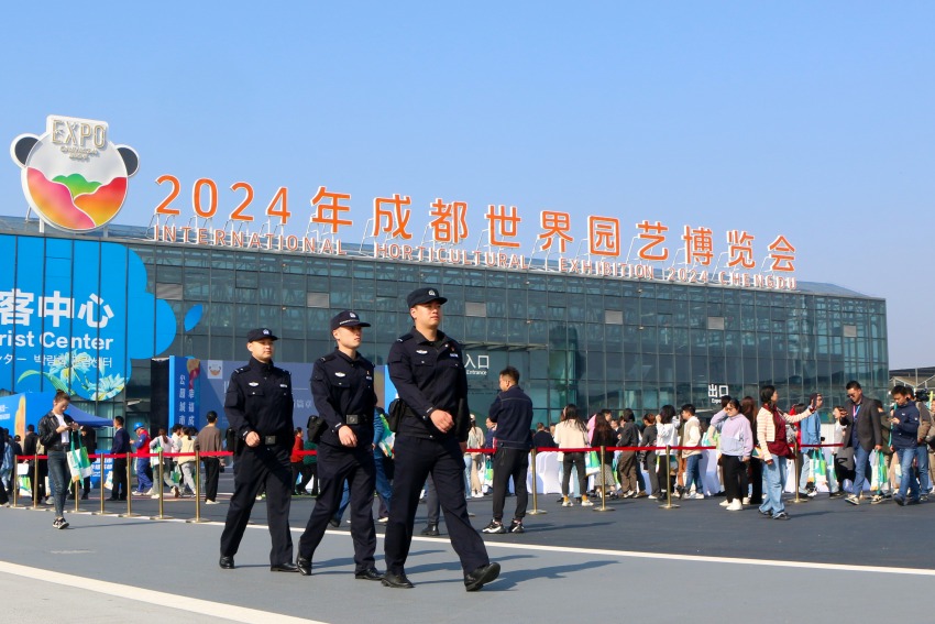 民警在世園會現場巡邏。成都市公安局供圖