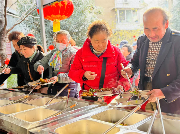 居民在社区食堂取餐。青羊北路社区供图