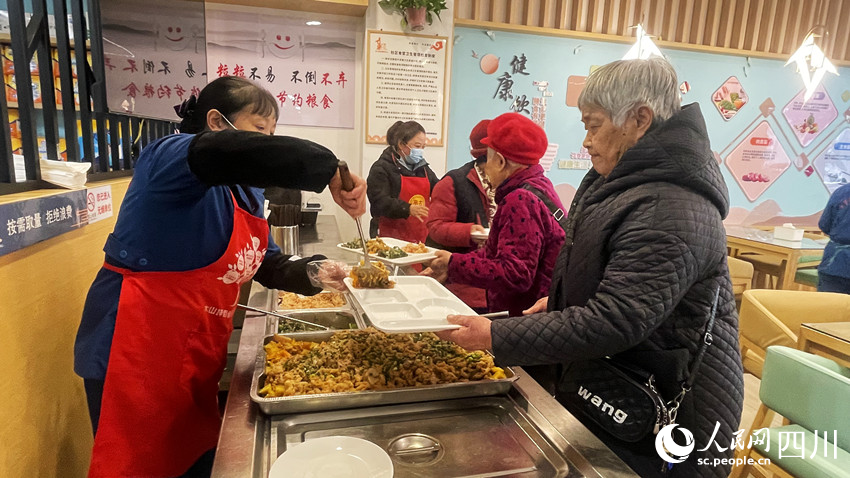 社區居民到老年助餐點用餐。周菁攝